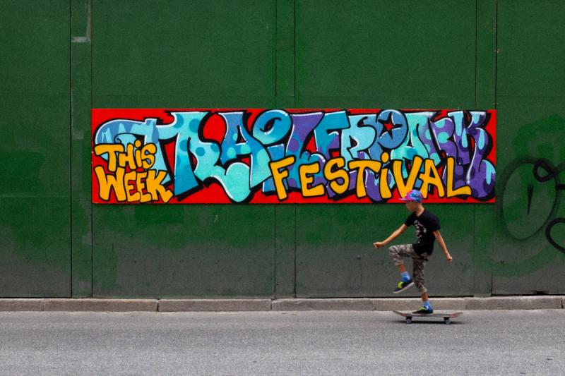 Street Photography Kopenhagen Junge fährt Skateboard in Kopenhagen