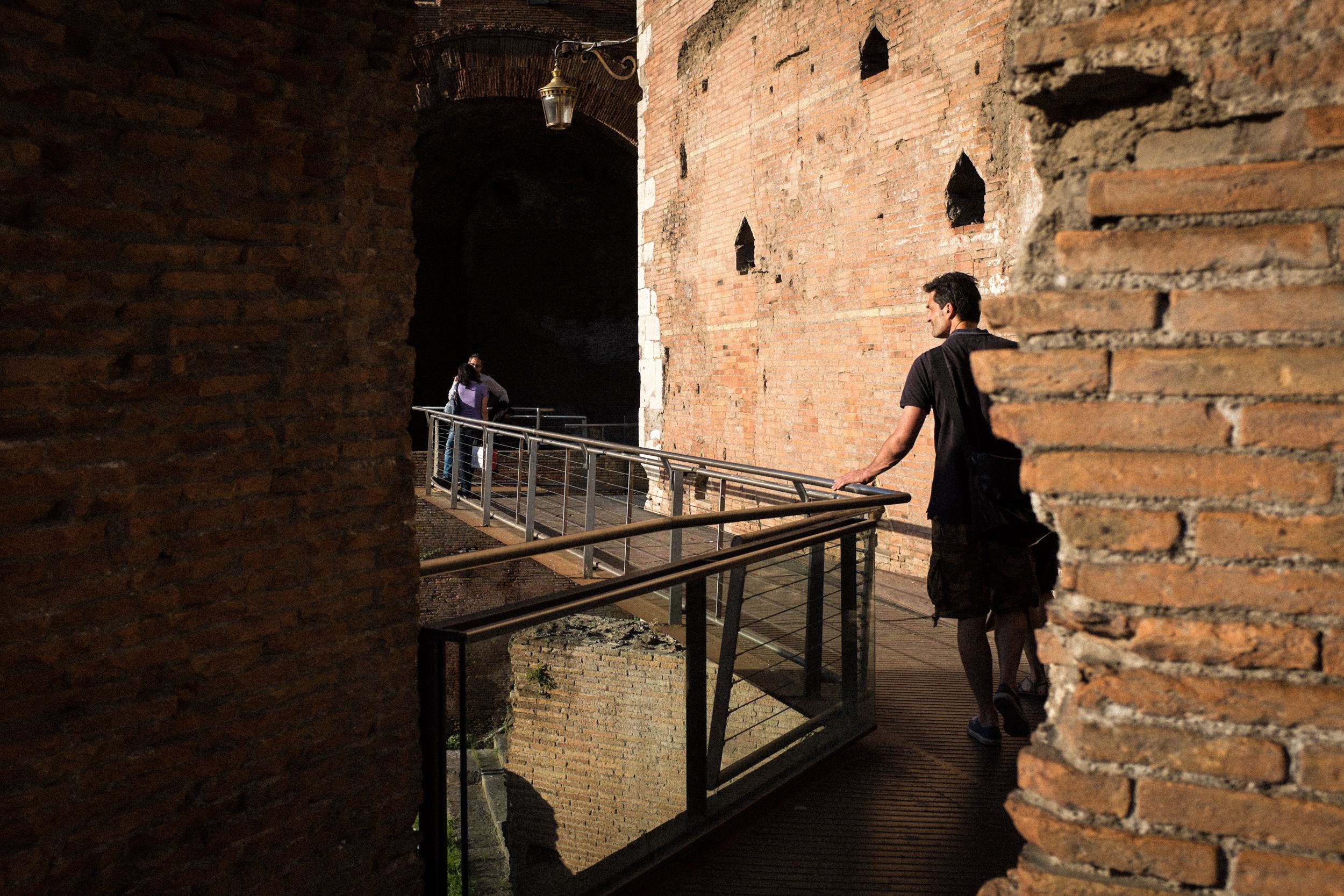 Rom bietet für die Street Photography hervorragende Lichtverhältnisse. In den verwinkelten Ruinen der Thermen des Diokletian in Rom lassen sich in den Abendstunden wunderbare Schattenspiele fotografieren.