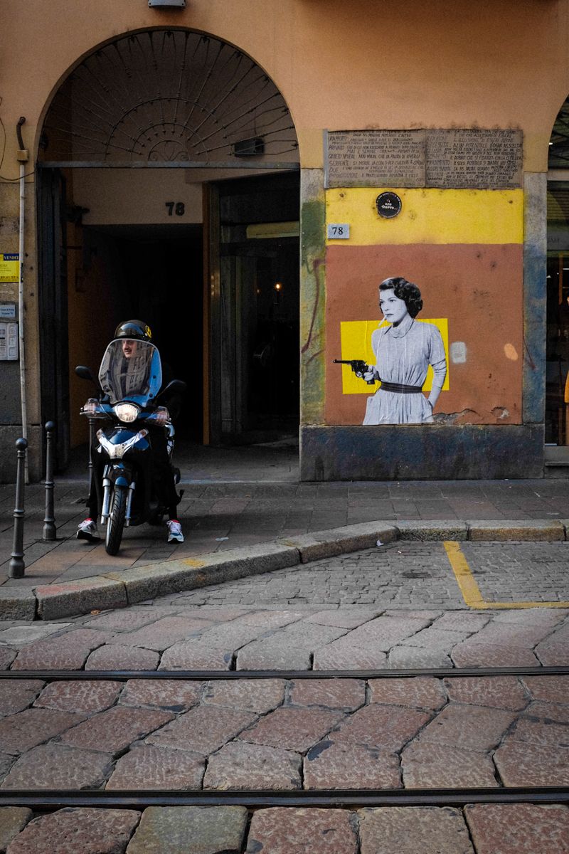 Street Art ist in Mailand allgegenwärtig für den Straßenfotograf. Plakate und Graffiti prägen die Häuserwände. Kunst und Alltag bilden eine Einheit.
