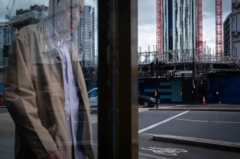 Street Photography London Street Photography am Elefant Castle in London. Neubauten einer roßbaustelle ragen in den Himmel.