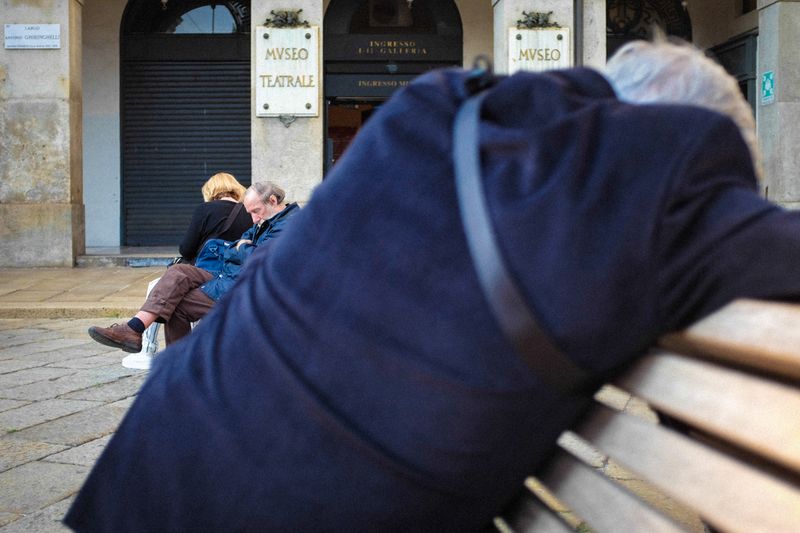 Street Photography Mailand Street Photography Mailand zeigt das abwechslungsreiche Straßenleben der norditalienischen Modemetropole. Historische Straßenbahnen und das allgegenwärtige italienische Design versetzen den Besucher in eine Zeit zurück, in der Italien stilprägend für die ganze Welt war.