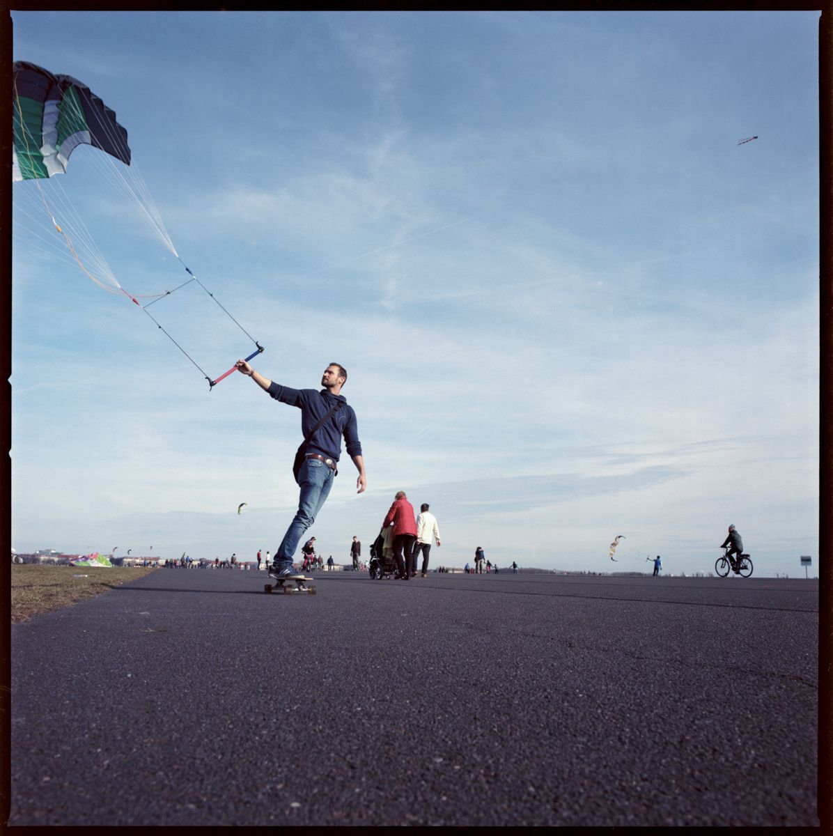 Kite Skater auf dem Rollfeld des Tempelhofer Feldes in Berlin Tempelhof - analoge Fotografie mit der Hasselblad