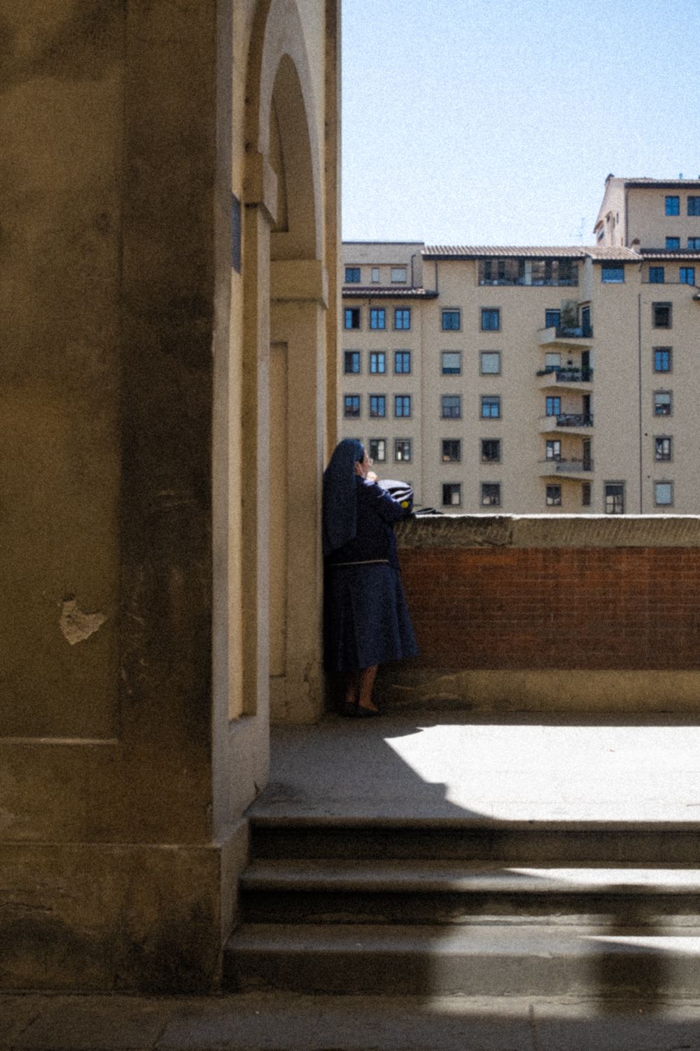 Nonne in den Arkaden am Ufer des Arno in Florenz.
