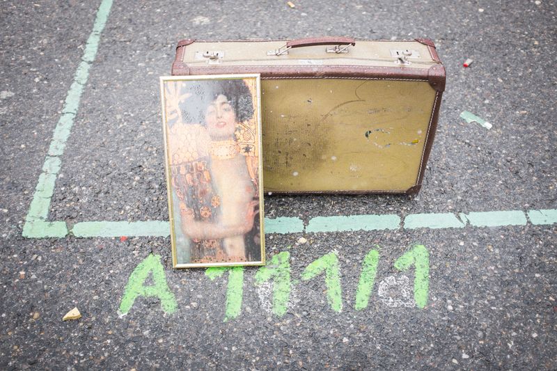 Street Photography Wien - ein Gustav-Klimt Gemälde und ein alter Koffer auf einem Wiener Flohmarkt.