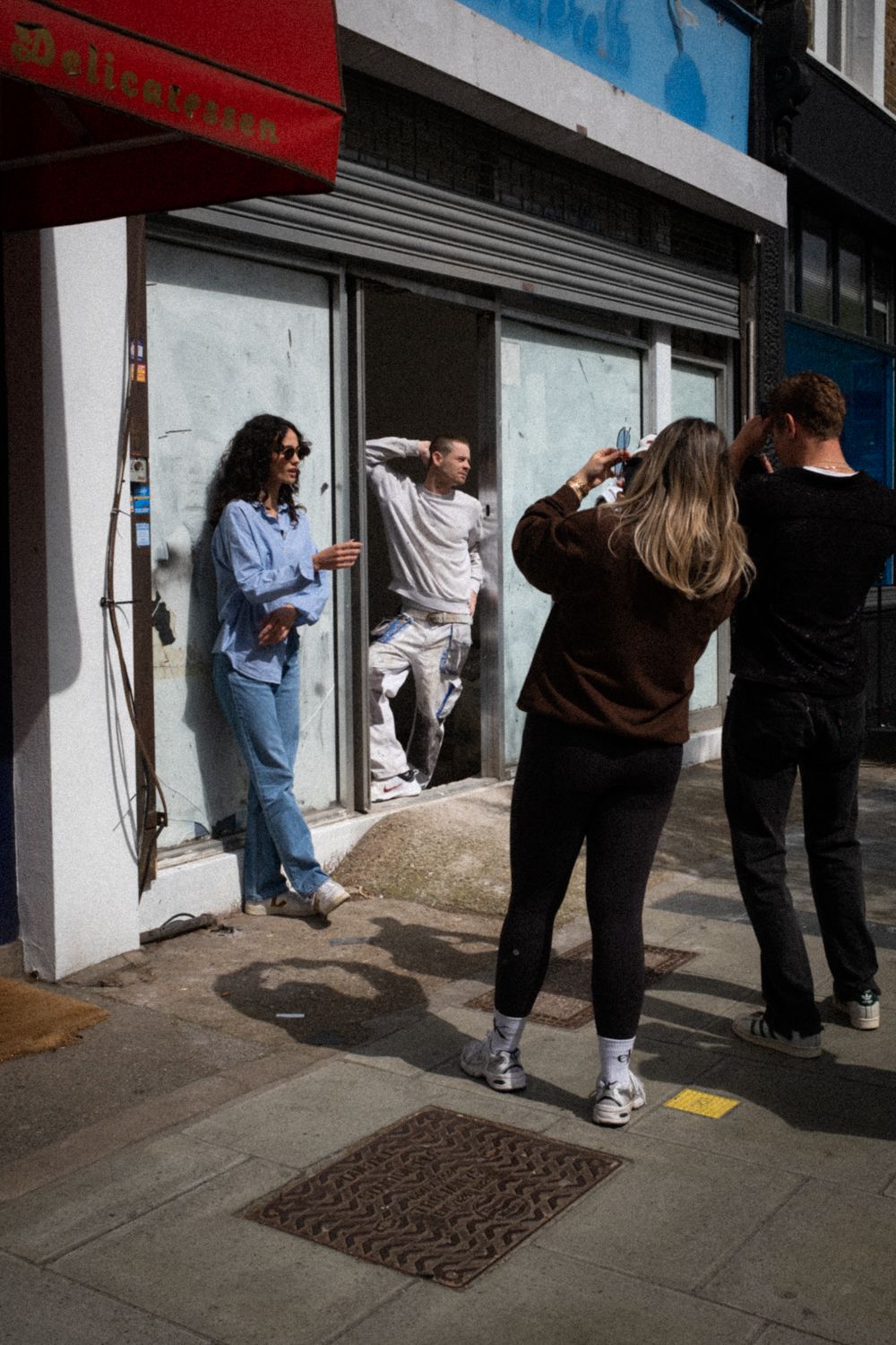 Spontanes Fotoshooting im Londoner Stadtteil Notting Hill. Ein Bauarbeiter schließt sich spontan an.