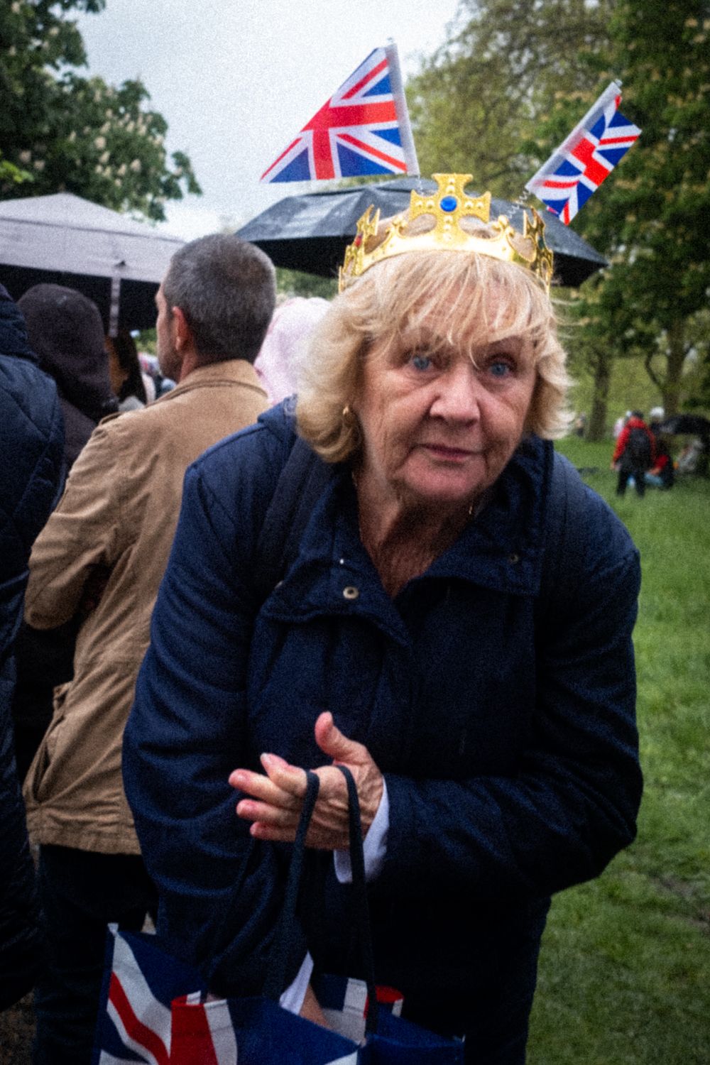 Frau mit Krone im Hyde Park London. Dort wurde die Krönungszermonie von König Charles III übertragen
