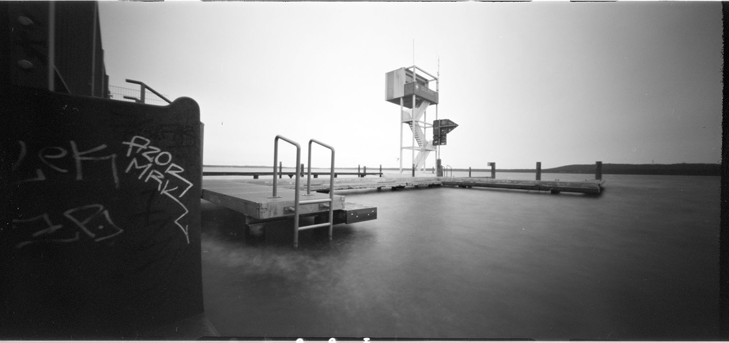 Lochkamera Aufnahme am Müggelsee Berlin. Ufer mit DLRG Turm.