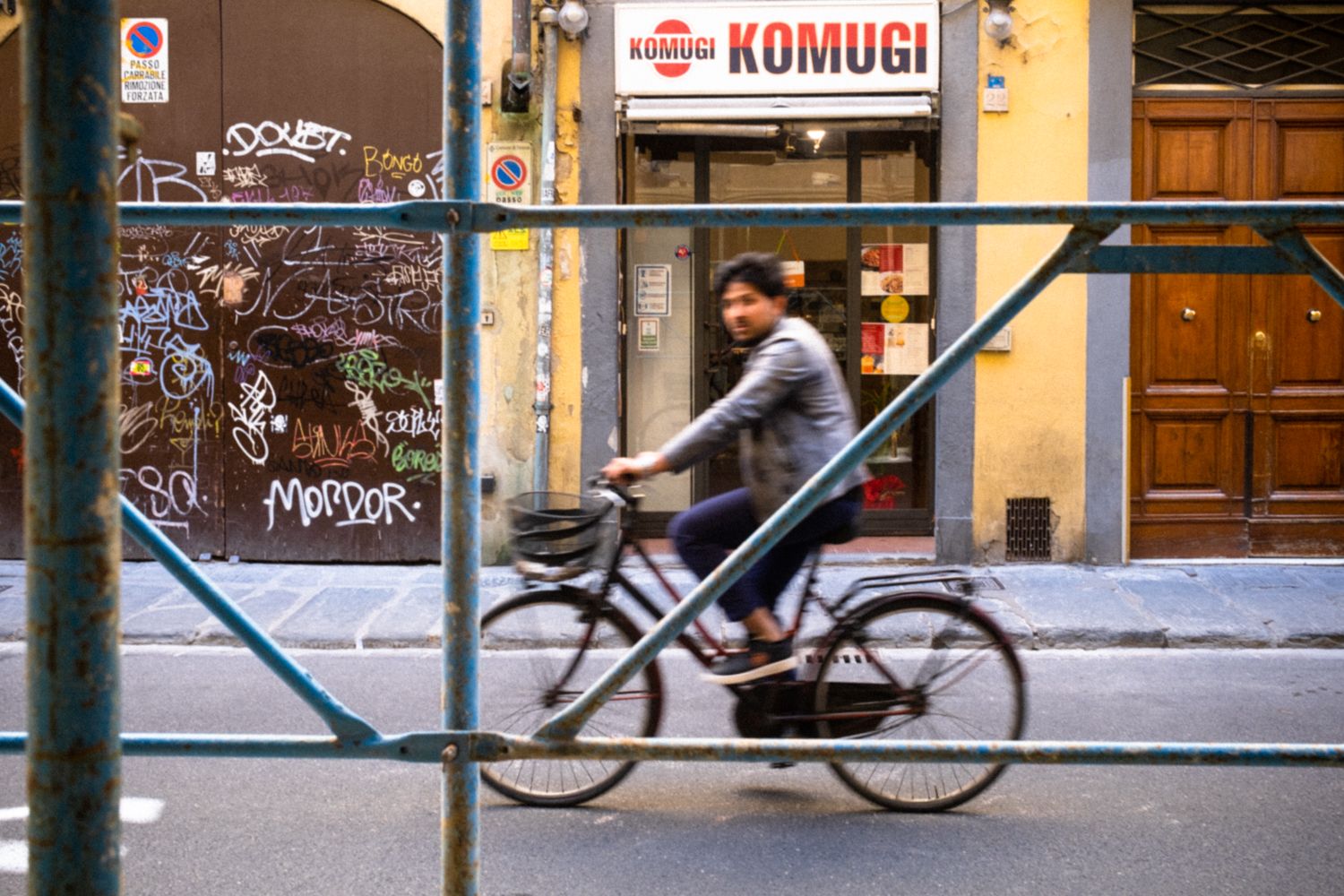 Sushi Restaurant in der Altstadt von Florenz. Ein Fahrradfahrer passiert das Restaurant.