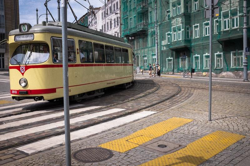 Street Photography Posen Street Photography aus Posen, der Stadt an der Warthe, im Zentrum Polens gelegen. Ein alte Straßenbahn fährt durch die Straßen mit ihren alten Häusern.