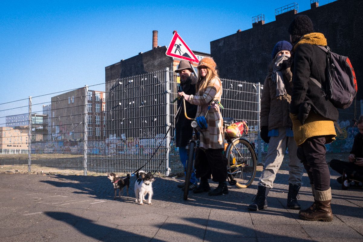 Geräumte und nun umzäunte Cuvry Brache in Berlin Kreuzberg. Vorher standen hier Zelte und temporäre Behausungen wohnungsloser Menschen. Berliner Street Photography als Zeitdokument.