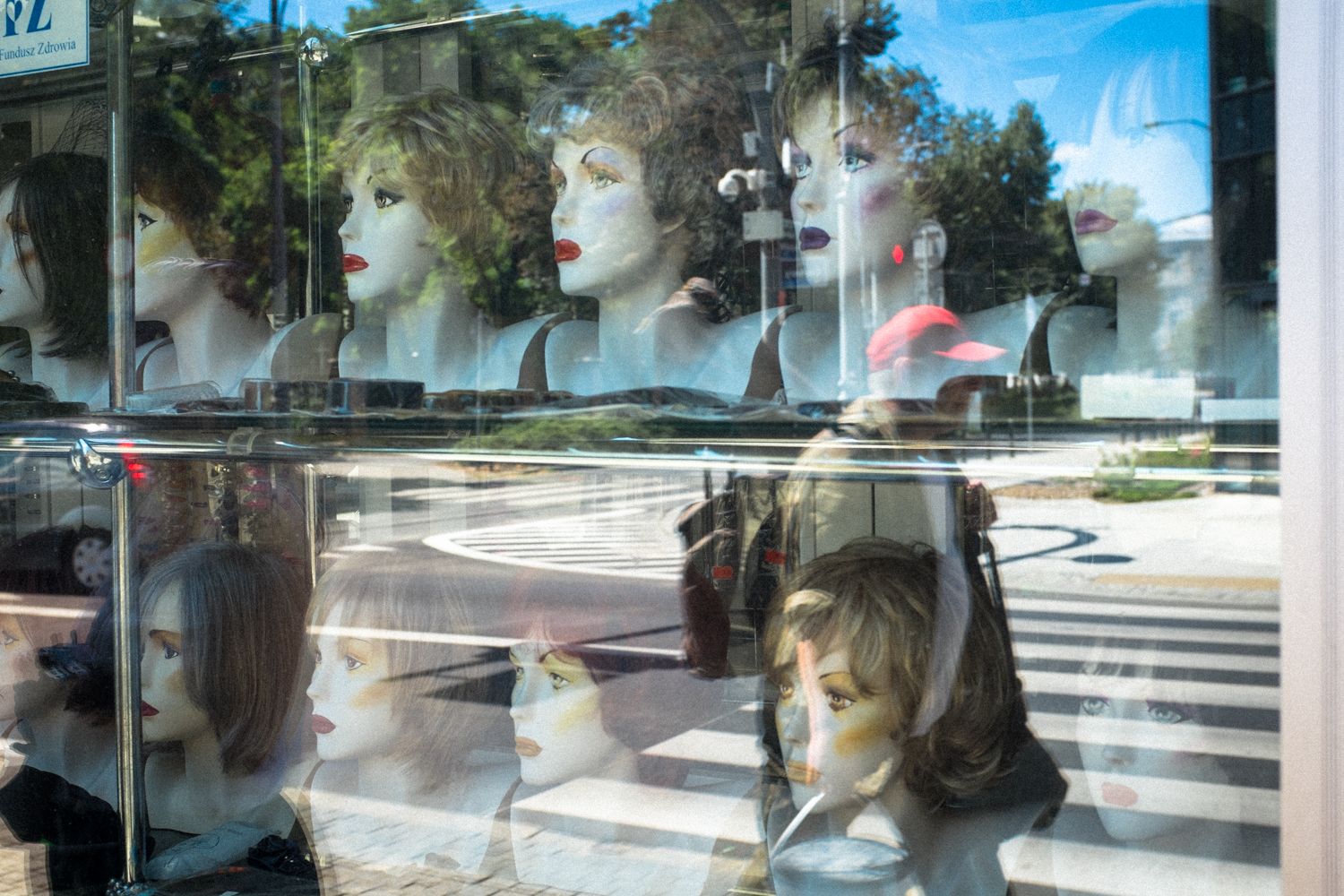 Reflektion einer Straßenszene im Schaufenster