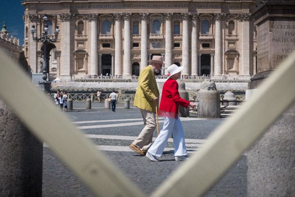 Street Photography Rom Street Photography Rom - 2 Senioren laufen über den Petersplatz vor dem Vatikan. Tausende Pilger und Touristen besuchen diesen für die Christenheit so bedeutsamen Ort jedes Jahr. Für den geduldigen Straßenfotografen bieten sich in dieser Menge einmalige Aufnahmen.