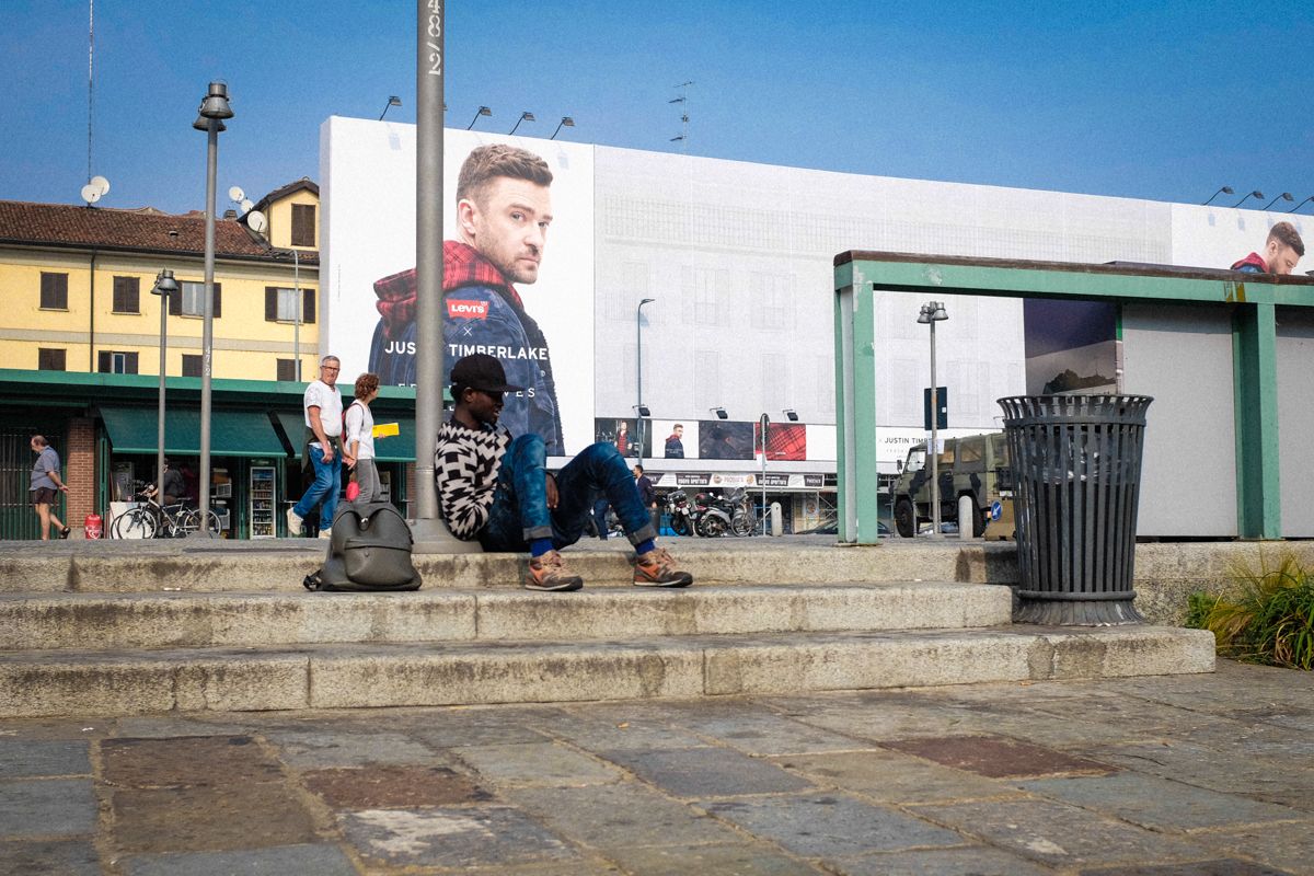 Straßenszene in Mailand mit Plakatwerbung für Mode. Justin Timberlake ist hier ein Model für eine italienische Modemarke.