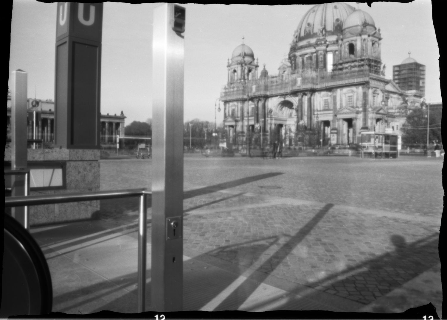 Lochkamera Fotografie des Berliner Dom von der neuen U-Bahn Station am Humboldt Forum fotografiert.