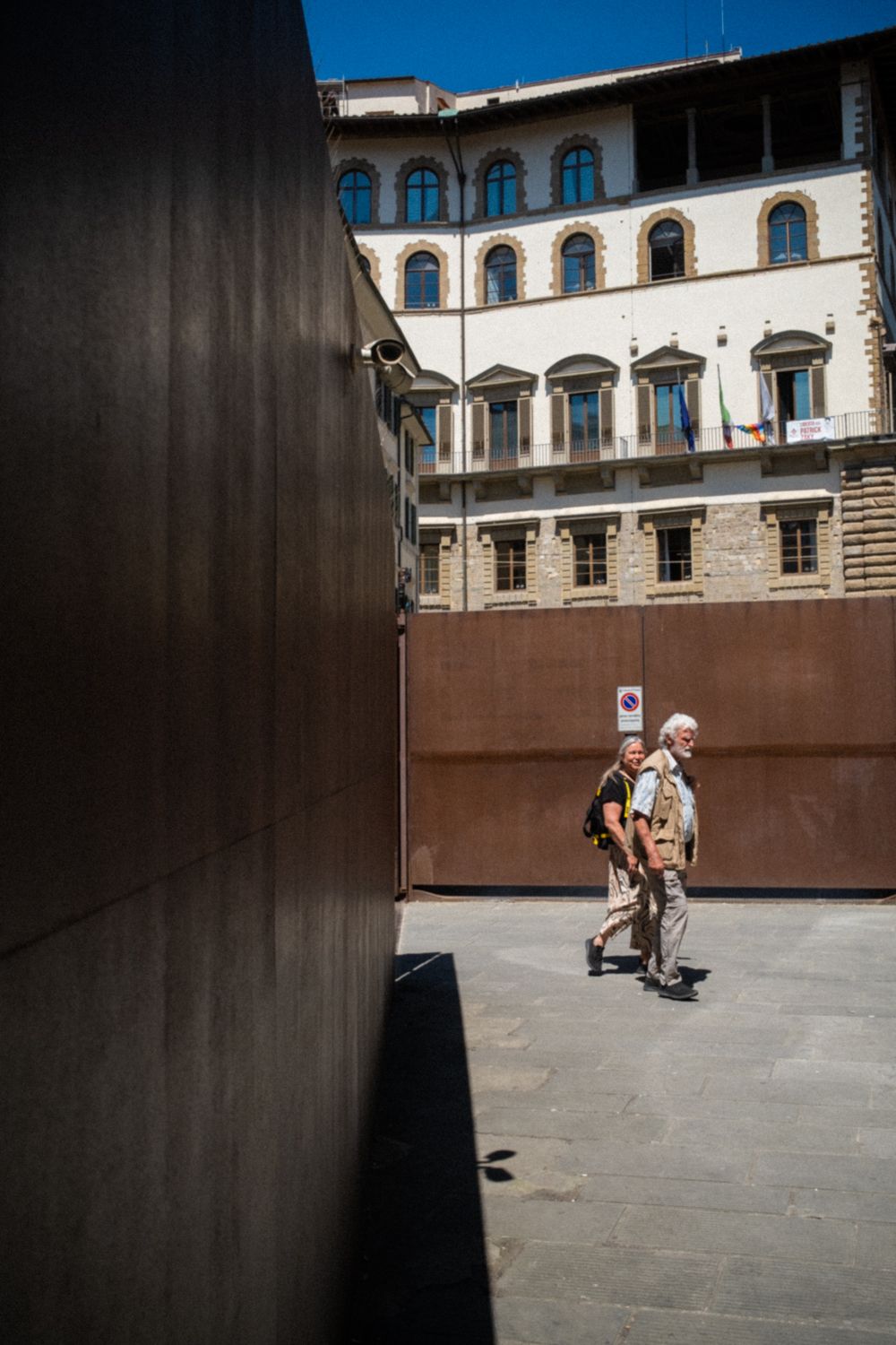 Ein Paar verlässt die Uffizien in Florenz durch den Hinterausgang.