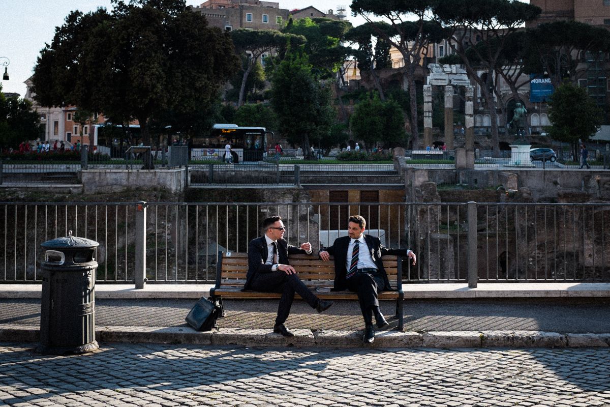 Angestellte genießen den Feierabend bei den Ruinen der Diokletian Thermen. Nirgends sonst auf der Welt bieten sich solche Gelegenheiten für Straßenfotografie wie hier in Rom.
