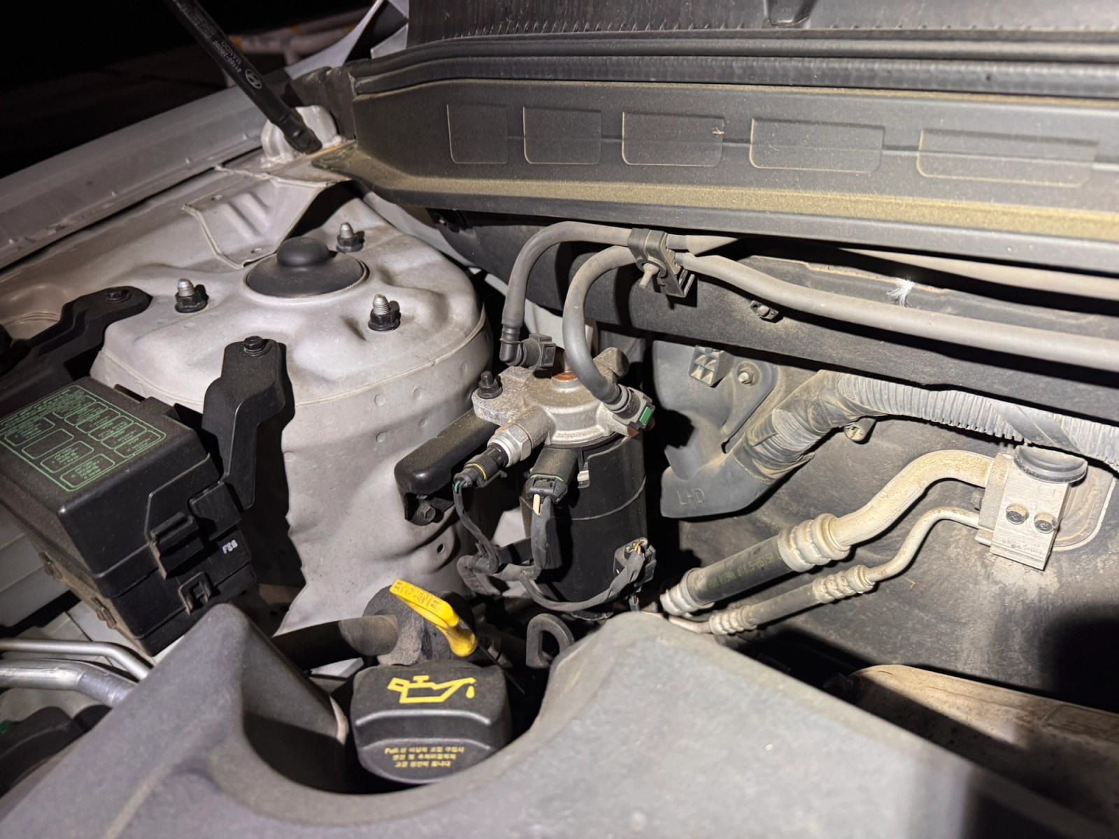 Installed fuel filter with its hoses and electrical connections