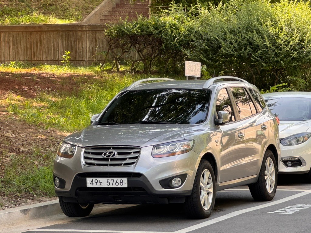Front view of a parked silver Hyundai Santa Fe CM