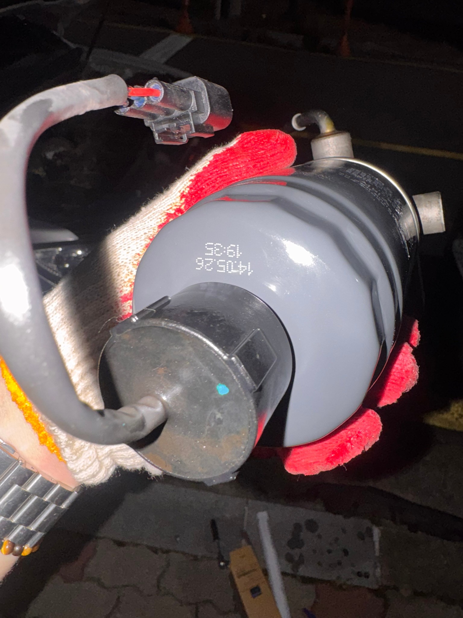 Water-in-fuel sensor at the bottom of the fuel filter cartridge