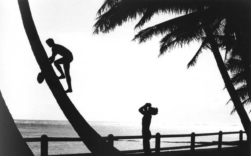 Waikiki beachfront, 1931, photo by Tom Blake