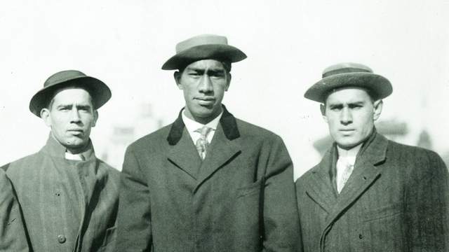 Hui Nalu founders Duke Kahanamoku (center) and Dude Miller (right), on their way to 1912 Olympics