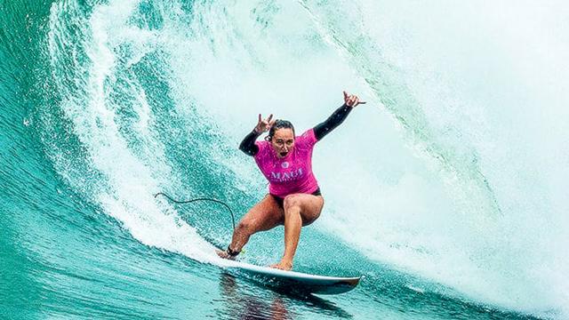 Carissa Moore, shaka (left hand) and horns (right hand), 2017. Photo: WSL