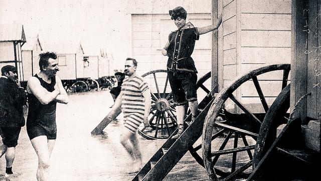 UK bathing machines, around 1905