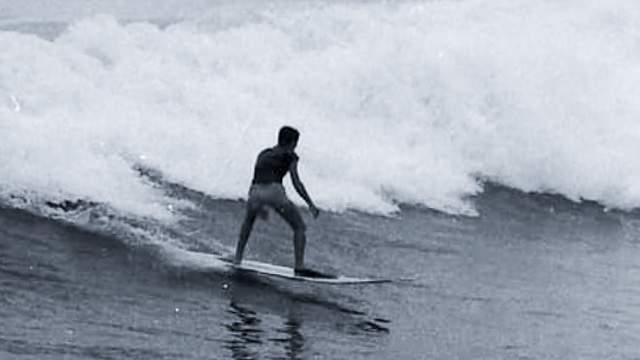 Surfer, with swimfins, on madeirite surfboard, Arpoador Beach, Rio. Photo: Tito Rosemberg