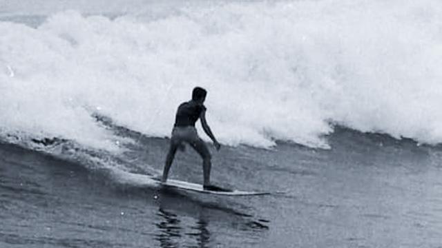 Surfer, with swimfins, on madeirite surfboard, Arpoador Beach, Rio. Photo: Tito Rosemberg