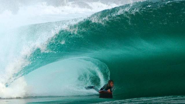 A thick-lipped wave at the Newport Wedge