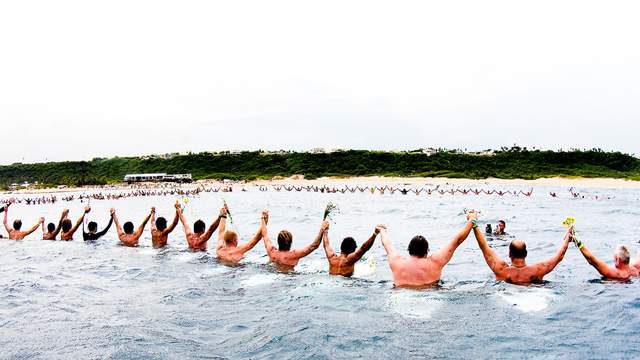 Paddle-out ceremony for Andy Irons, Puerto Rico, 2010. Photo: Kelly Cestari