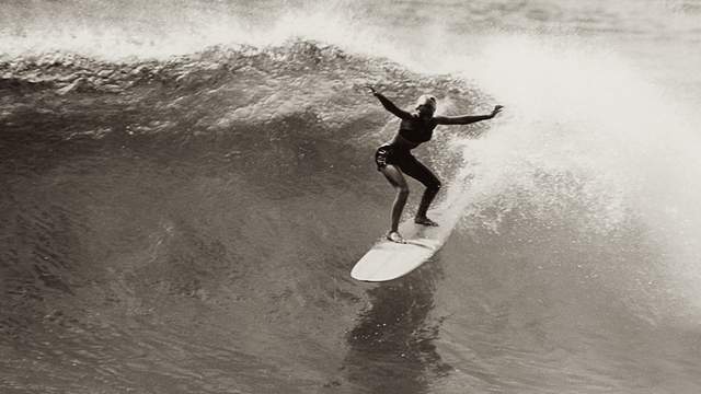 Linda Benson, Makaha, 1959. Photo: John Severson / SURFER
