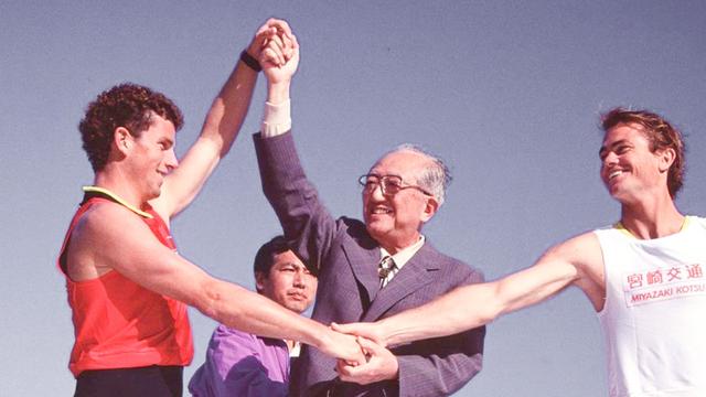 Damien Hardman, left, winning 1991 Miyazaki Pro, Japan. Photo: Gordinho