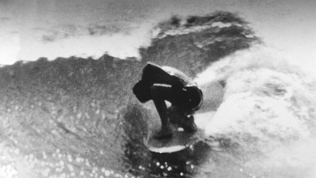 Mickey Munoz freestyles an "el spontaneo." Photo: John Severson