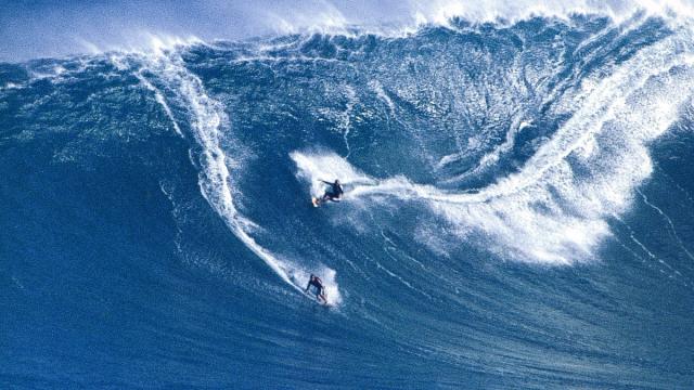Laird Hamilton (right) and Dave Kalama, 2002. Photo: John Severson