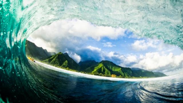 Teahupo'o, Tahiti, French Polynesia.