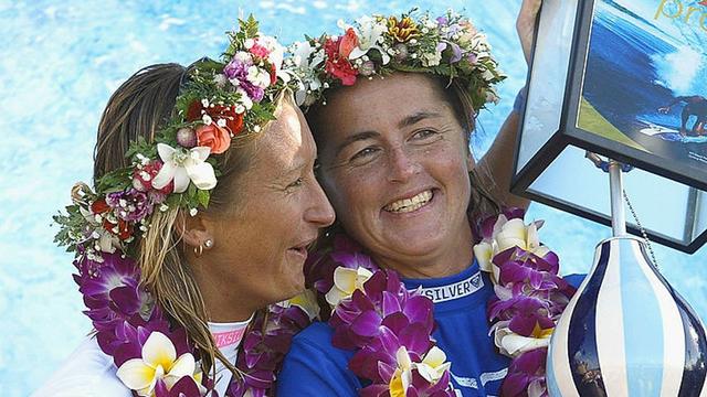 Neridah Falconer (right) and Layne Beachley, 2002. Photo: Pierre Tostee / ASP