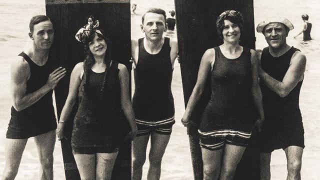 Waikiki tourists, 1914. Photo: Ray Jerome Baker