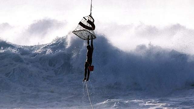 Ace Cool, helicopter rescue, Waimea, 1985. Photo: Darrell Jones