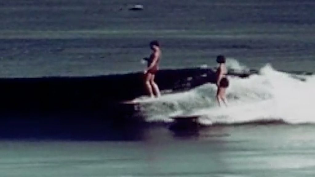 surfers vicki flaxman and Mickey Munoz at malibu, around 1951