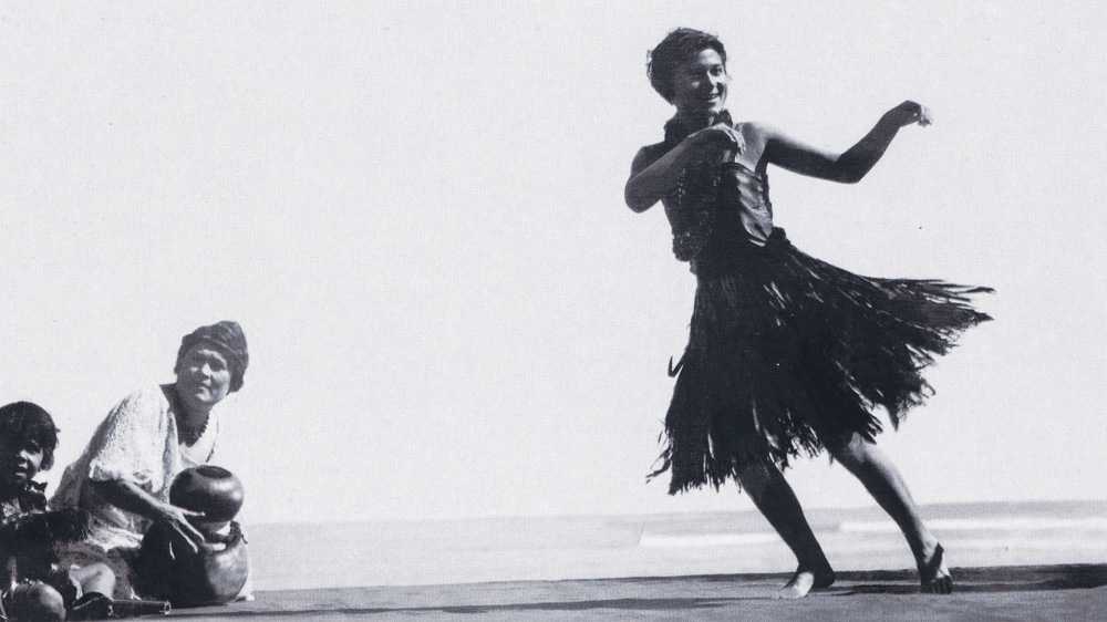 Hula dancer Odetta Bray, photo by Tom Blake