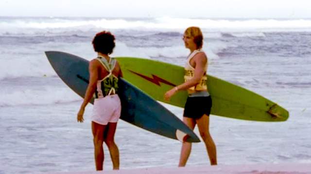 Michael Ho (left) and Rory Russell, 1975 Smirnoff, Sunset Beach. Photo: Kim McKenzie