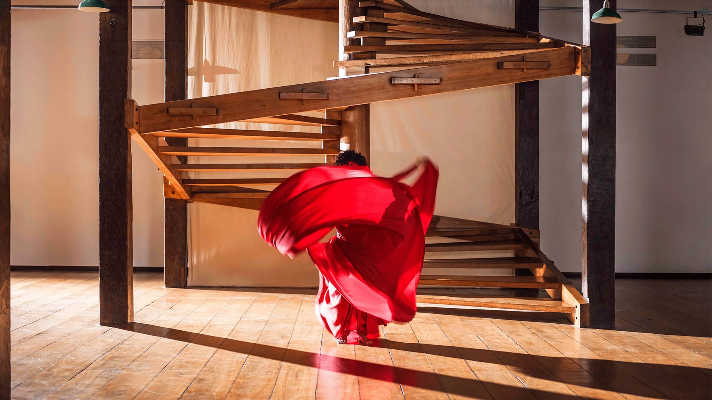 O que é um museu? / What is a Museum? (Lina Bo Bardi - A Marvellous Entanglement series), 2019. Image courtesy Isaac Julien, Victoria Miro, London; and Jessica Silverman, San Francisco