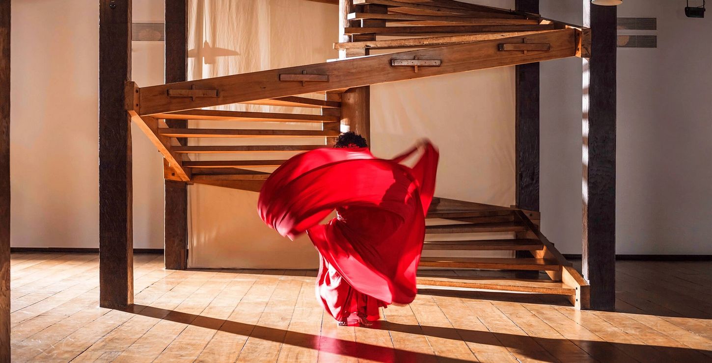 O que é um museu? / What is a Museum? (Lina Bo Bardi - A Marvellous Entanglement series), 2019. Image courtesy Isaac Julien, Victoria Miro, London; and Jessica Silverman, San Francisco