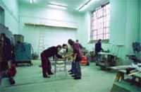 <b>Fig. H</b> Franz West leading a sculpture
workshop as part of Pistoletto’s
master class in 1994.
© University Archive of the
Academy of Fine Arts, Vienna