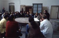 Michelangelo Pistoletto leading a discussion on Progetto Arte in his sculpture master class
at the Academy of Fine Arts in Vienna, c. 1997. © University Archive of the Academy of Fine Arts, Vienna