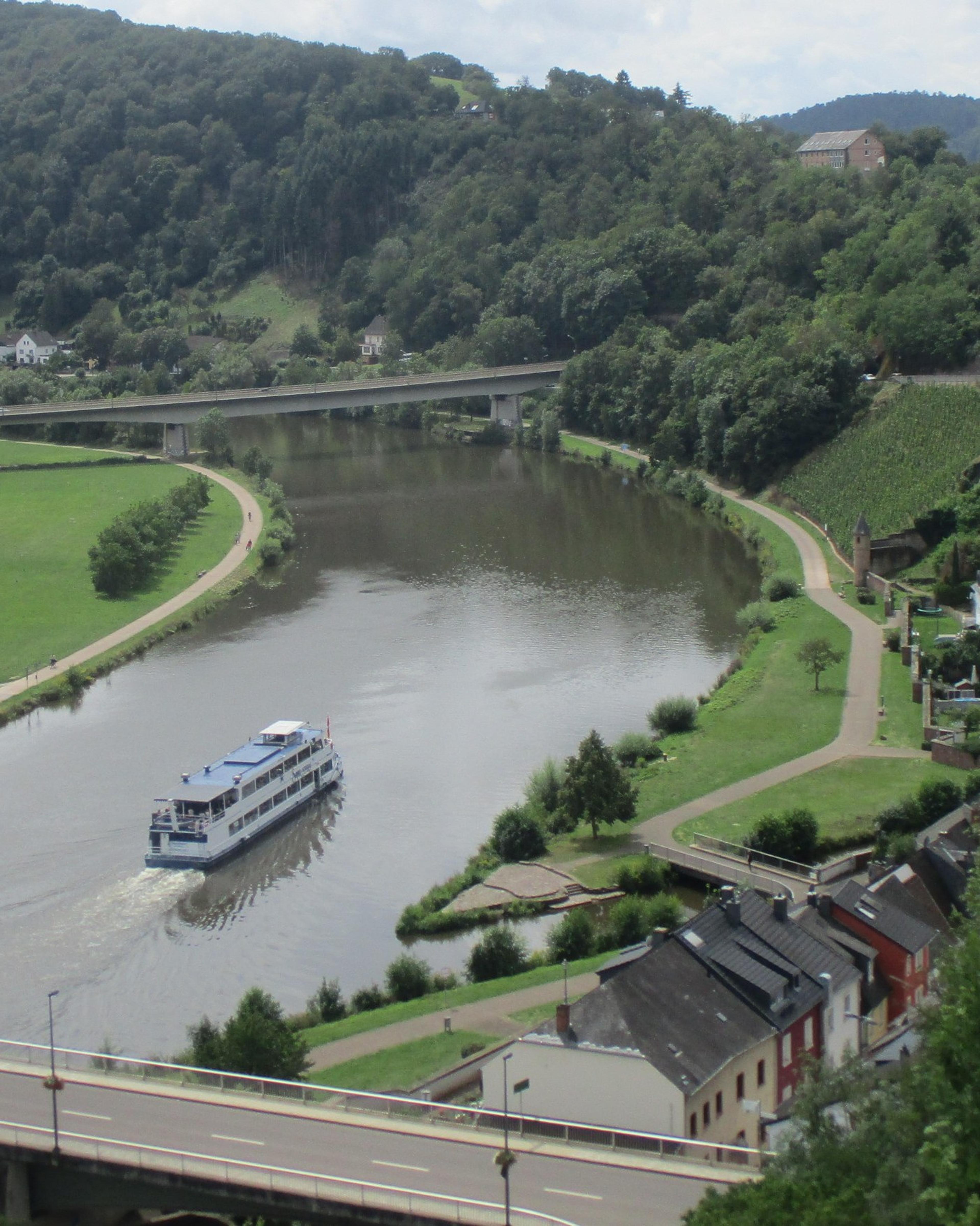 Fahrgastschiff auf der Saar im grünen Saartal bei Saarburg, von oben gesehen