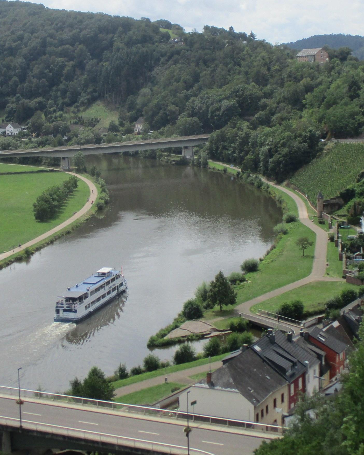 Fahrgastschiff auf der Saar im grünen Saartal bei Saarburg, von oben gesehen