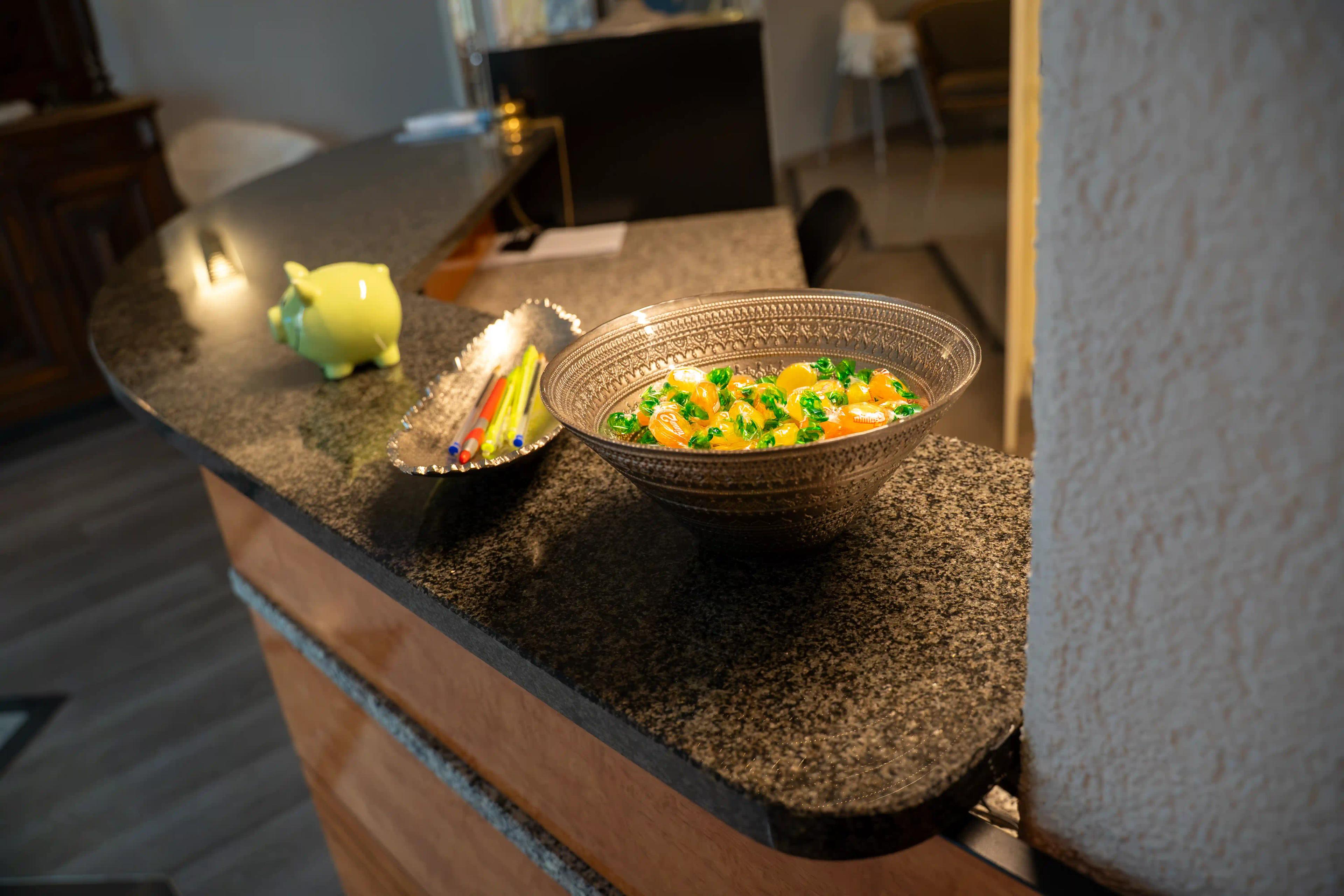 Theke der Rezeption mit Obstschale