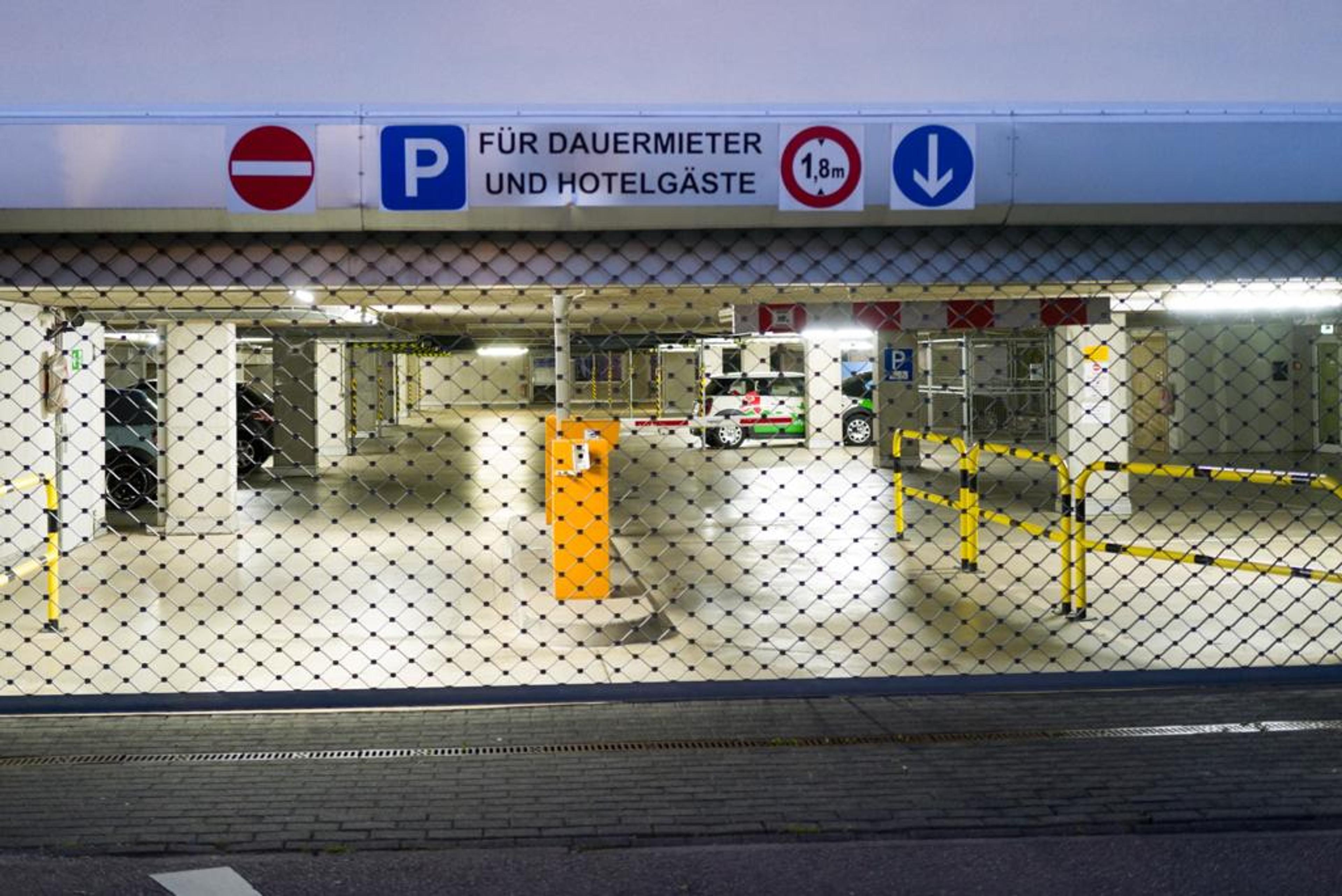 Einfahrt zum Parkgeschoss mit dem Schild „Für Dauermieter und Hotelgäste“